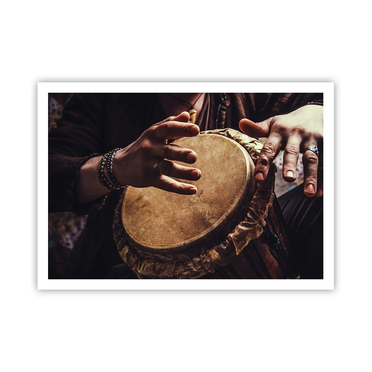 Plakat - Ręce grające na tradycyjnym bębnie djembe - 100x70cm - W rytmie serca - Nowoczesna dekoracja ścienna do salonu i sypialni ARTTOR