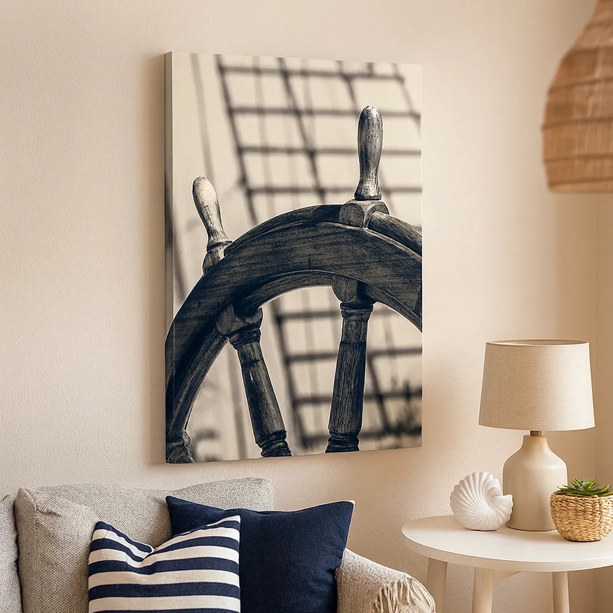 Obraz na płótnie - Czarno-białe ster statku na tle żagli - 50x70cm - Morskie opowieści - Nowoczesna dekoracja ścienna do salonu, kuchni i sypialni ARTTOR