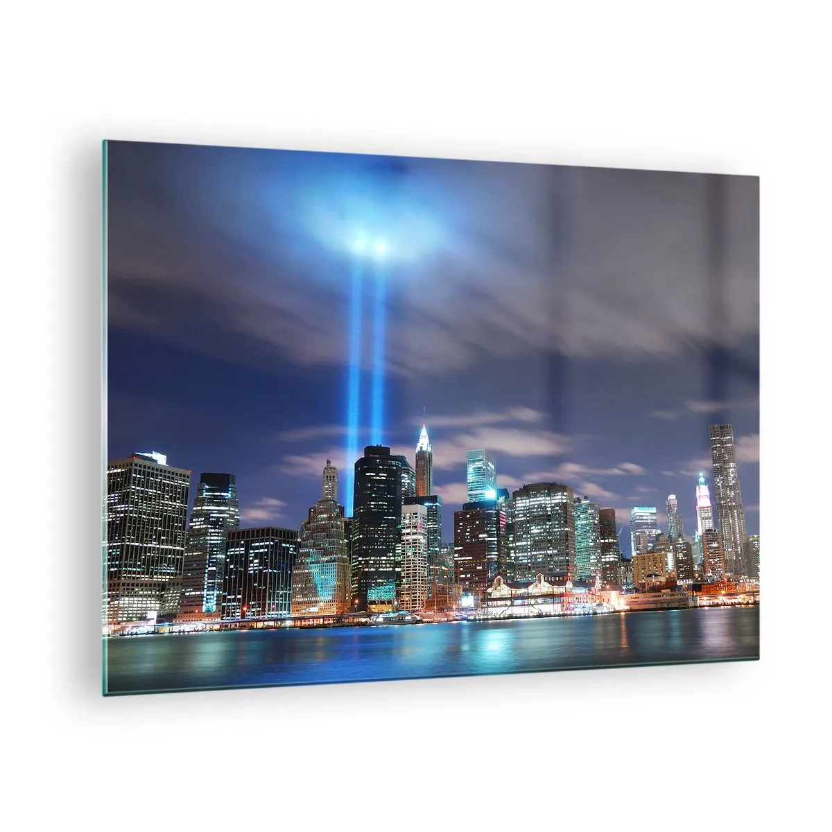 Obraz na szkle - Wieczorna panorama miasta z reflektorami świetlnymi - 70x50cm - Światłem dosięgnąć nieba - Nowoczesna dekoracja ścienna do salonu i sypialni ARTTOR