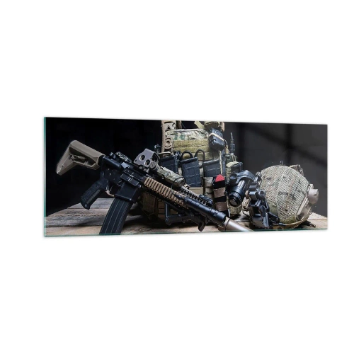 Obraz na szkle - Wyposażenie taktyczne z karabinem na drewnianym stole - 140x50cm - Spocznij! - Nowoczesna dekoracja ścienna do salonu i sypialni ARTTOR