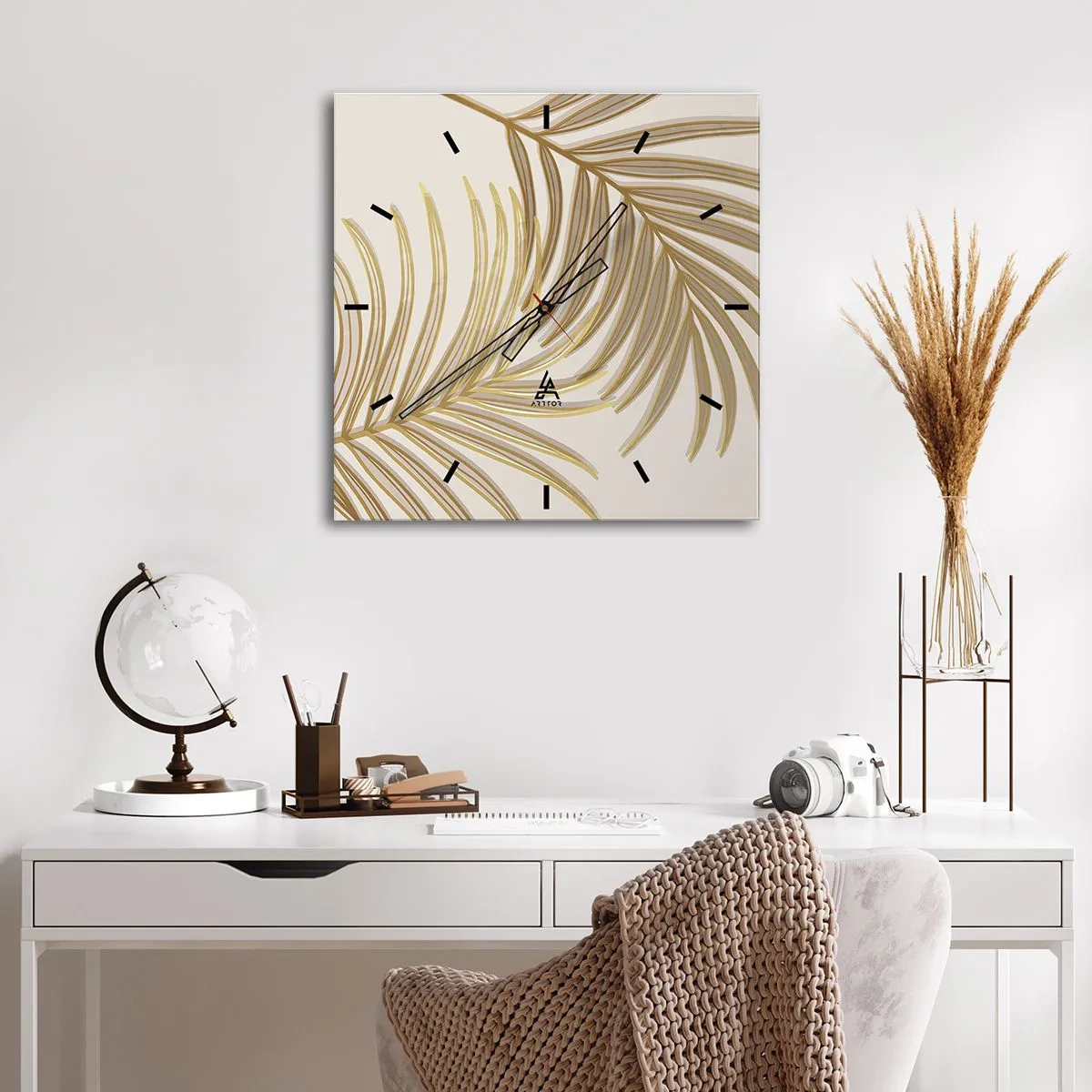 Zegar ścienny - Złote liście palmowe na jasnym tle w minimalistycznym stylu - 30x30cm - Złota Palma! - Nowoczesna dekoracja ścienna do salonu i sypialni ARTTOR