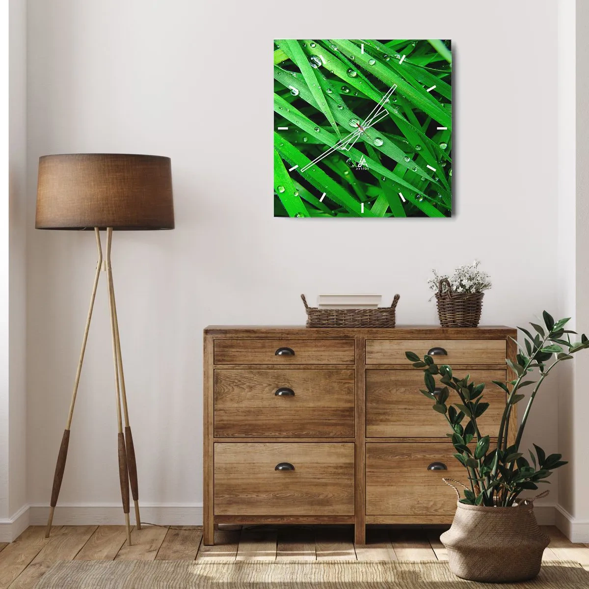 Zegar ścienny - Zielone źdźbła trawy z kroplami rosy w zbliżeniu - 30x30cm - Zagraj w zielone - Nowoczesna dekoracja ścienna do salonu i sypialni ARTTOR