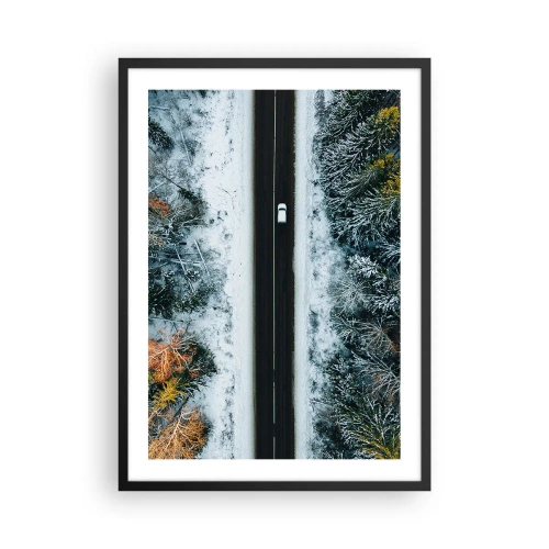 Plakat w czarnej ramie - Zimowy las z drogą i pojedynczym samochodem z lotu ptaka - 50x70cm - Przeciąć zimowy las - Nowoczesna dekoracja ścienna do salonu i sypialni ARTTOR