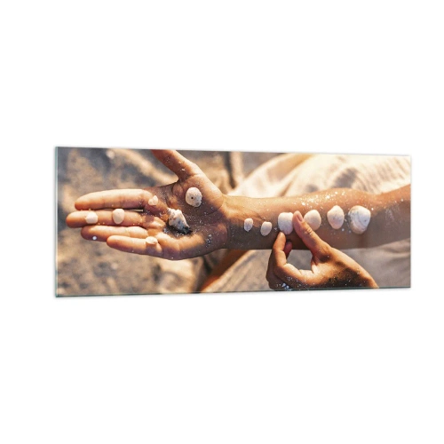 Obraz na szkle - Dłonie z ułożonymi muszlami na tle piasku - 140x50cm - Piękno w zasięgu ręki - Nowoczesna dekoracja ścienna do salonu i sypialni ARTTOR