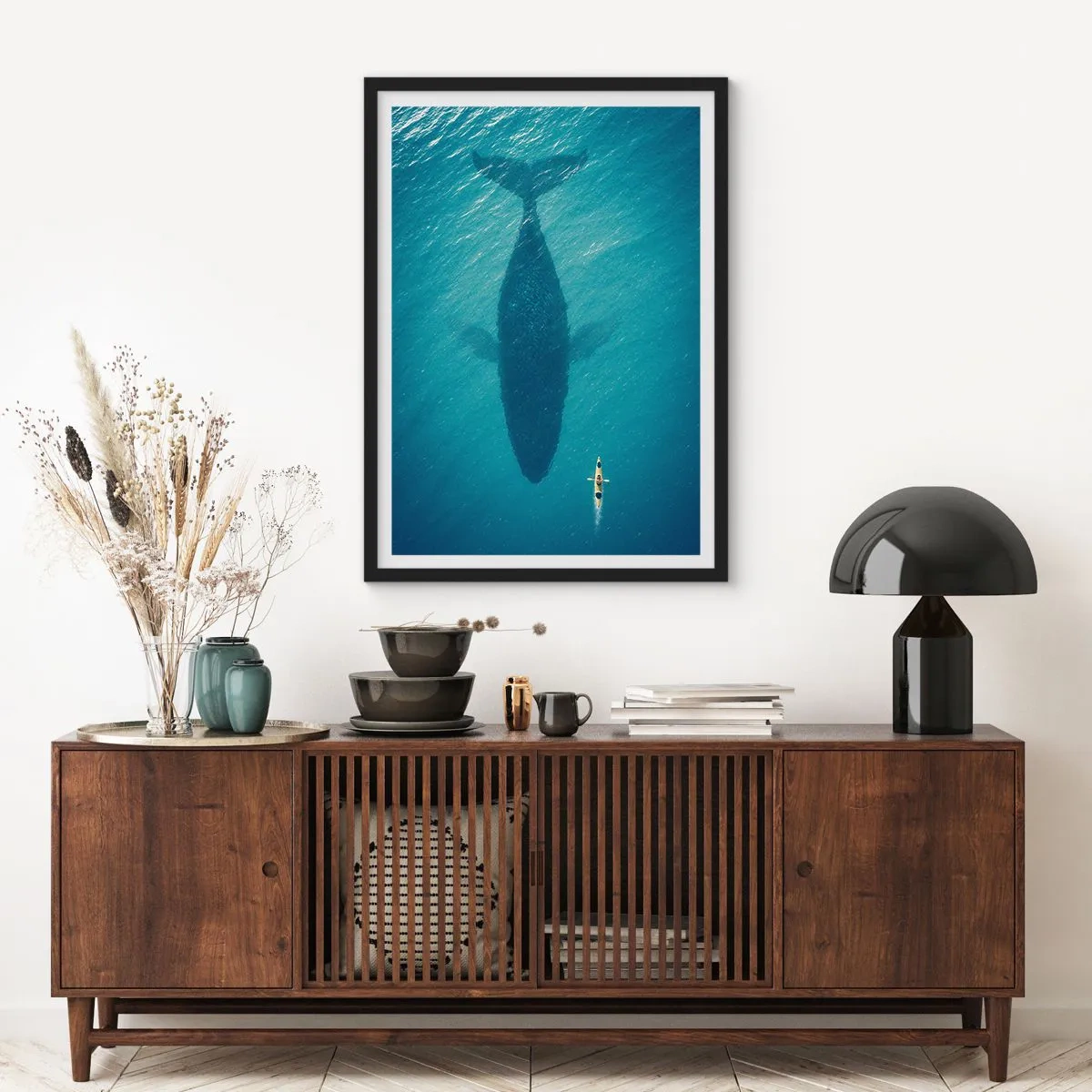 Plakat w czarnej ramie - Spotkanie na oceanie - Kajak na wodzie nad cieniem ogromnego wieloryba - 50x70cm