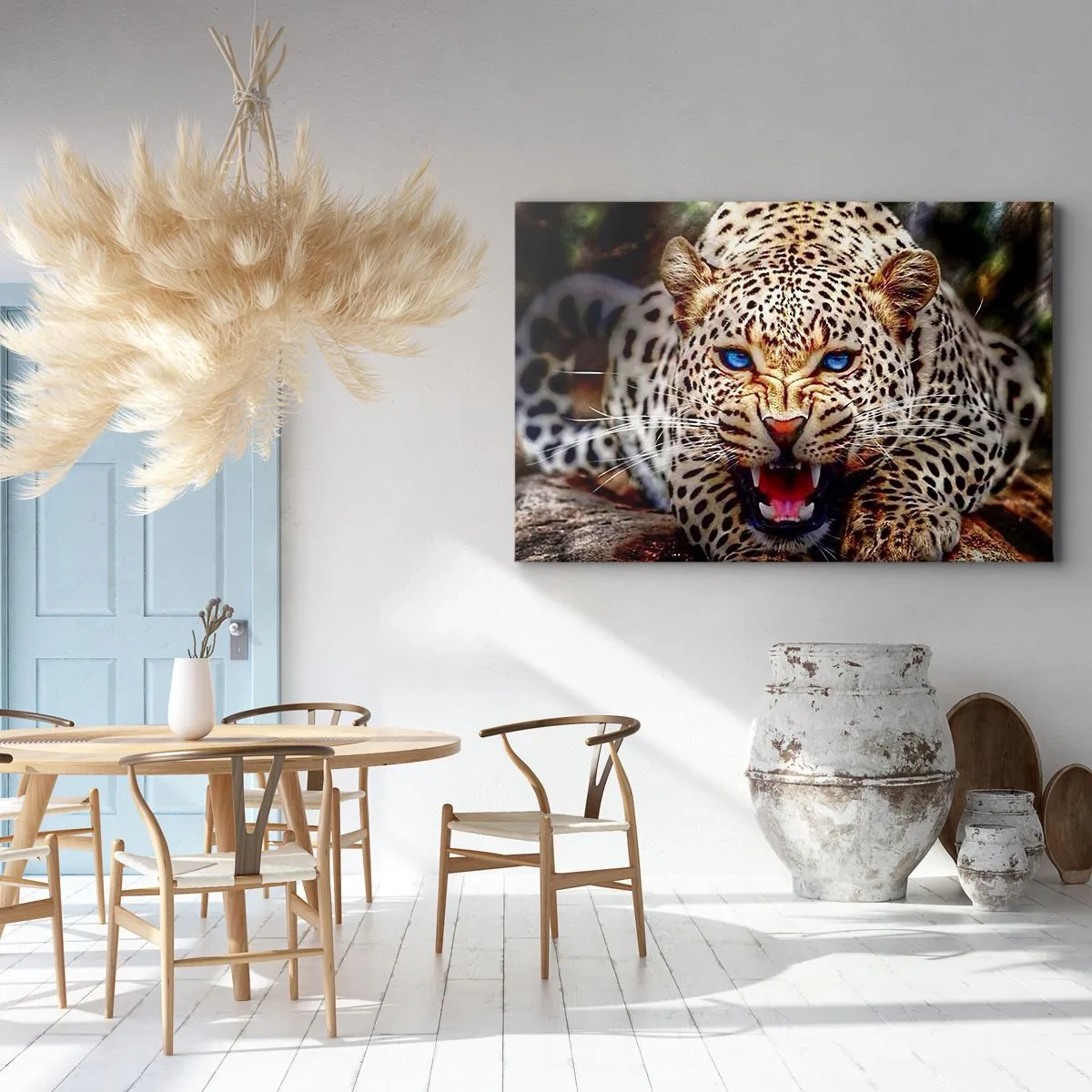 Obraz na płótnie - Groźny leopard z intensywnie błękitnymi oczami - 70x50cm - Złość piękności nie szkodzi - Nowoczesna dekoracja ścienna do salonu i sypialni ARTTOR