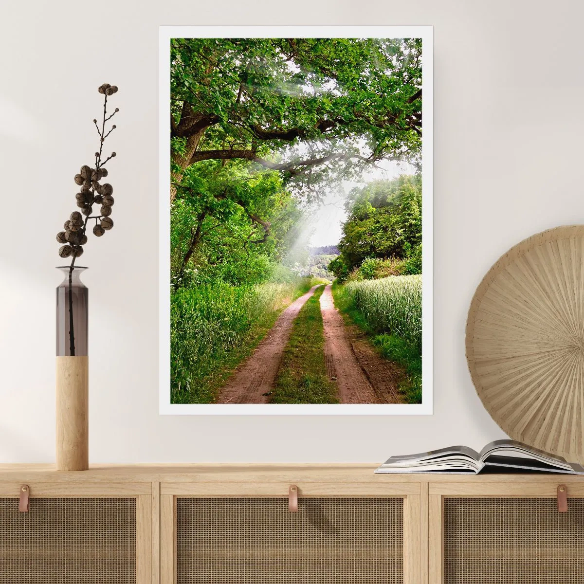 Plakat - Zacieniona polna droga w otoczeniu bujnej zieleni drzew i łąk - 50x70cm - Et in Arcadia ego - Nowoczesna dekoracja ścienna do salonu, kuchni i sypialni ARTTOR