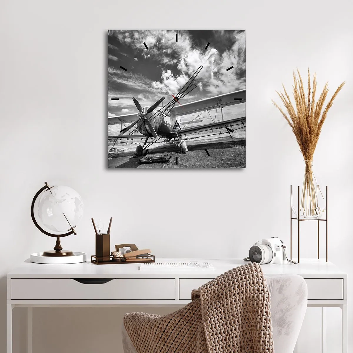 Zegar ścienny - Stary samolot na lotnisku w czarno-białym ujęciu - 30x30cm - Nie mogę się doczekać! - Nowoczesna dekoracja ścienna do salonu i sypialni ARTTOR