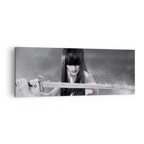 Obraz na płótnie - Kobieta z mieczem w deszczu o dynamicznym i tajemniczym wyglądzie - 140x50cm - Piękna i niebezpieczna - Nowoczesna dekoracja ścienna do salonu i sypialni ARTTOR