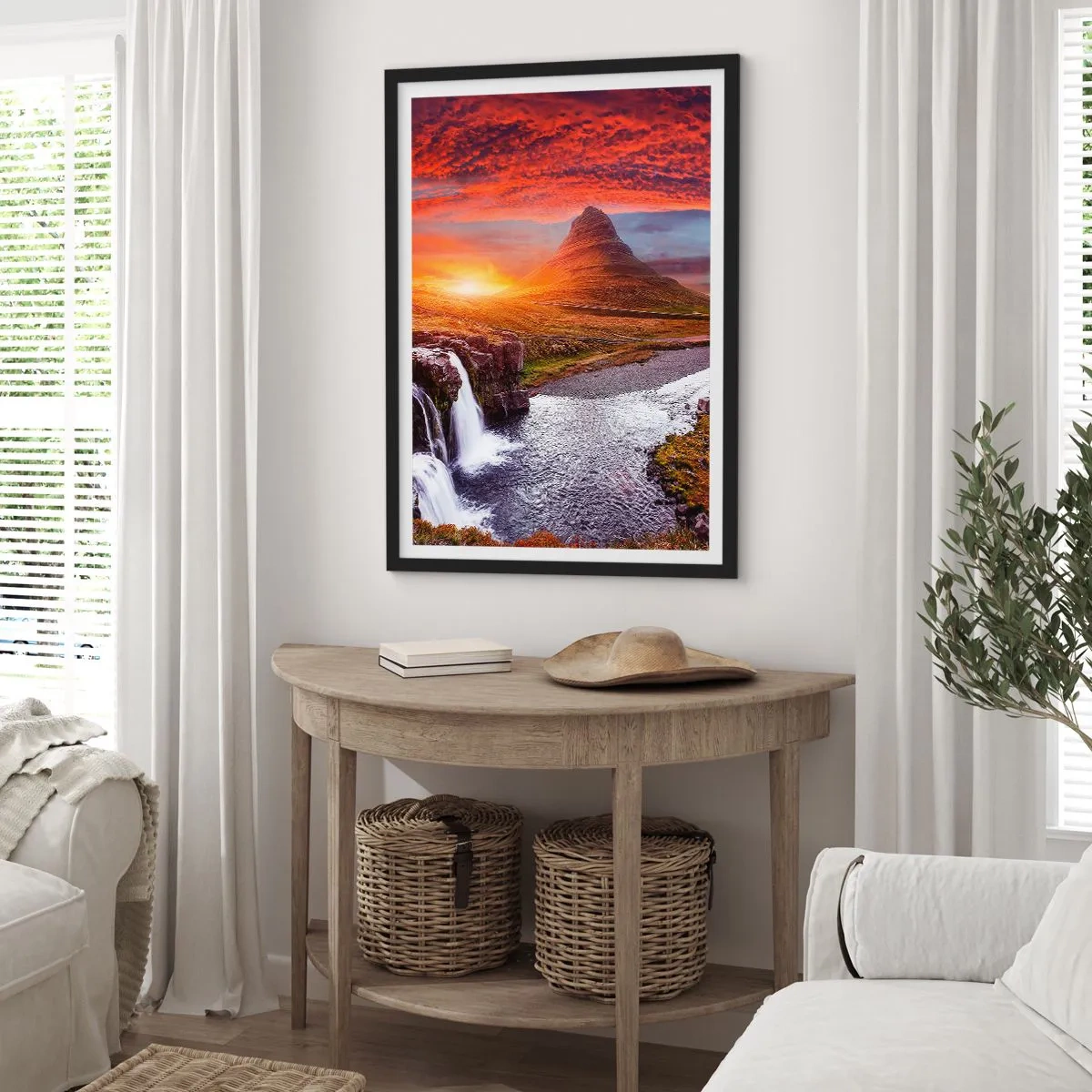 Plakat w czarnej ramie - Góra i wodospad oświetlone promieniami zachodzącego słońca - 50x70cm - Widok Śródziemia - Nowoczesna dekoracja ścienna do salonu i sypialni ARTTOR