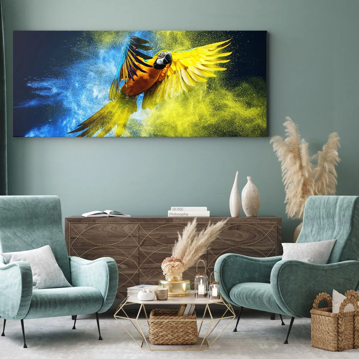Obraz na płótnie - Papuga w locie na tle kolorowych eksplozji żółtego i niebieskiego - 160x50cm - W błękitno-złotym pyle - Nowoczesna dekoracja ścienna do salonu i sypialni ARTTOR