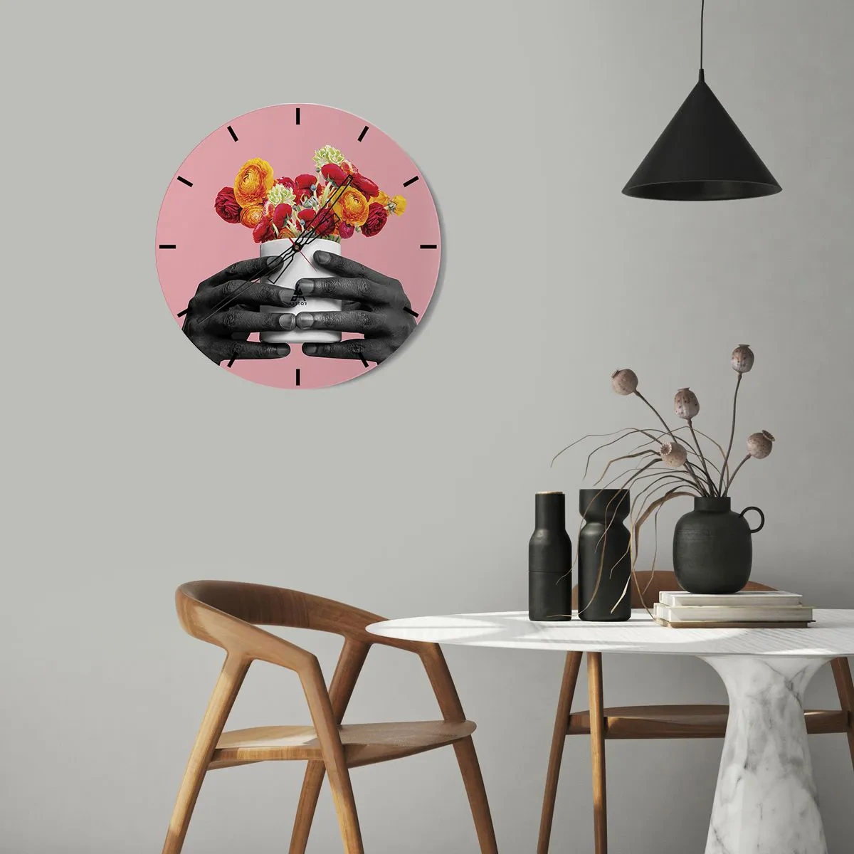 Zegar ścienny - Dłonie trzymające bukiet kolorowych kwiatów na różowym tle - 30x30cm - Apoteoza życia - Nowoczesna dekoracja ścienna do salonu, kuchni i sypialni ARTTOR