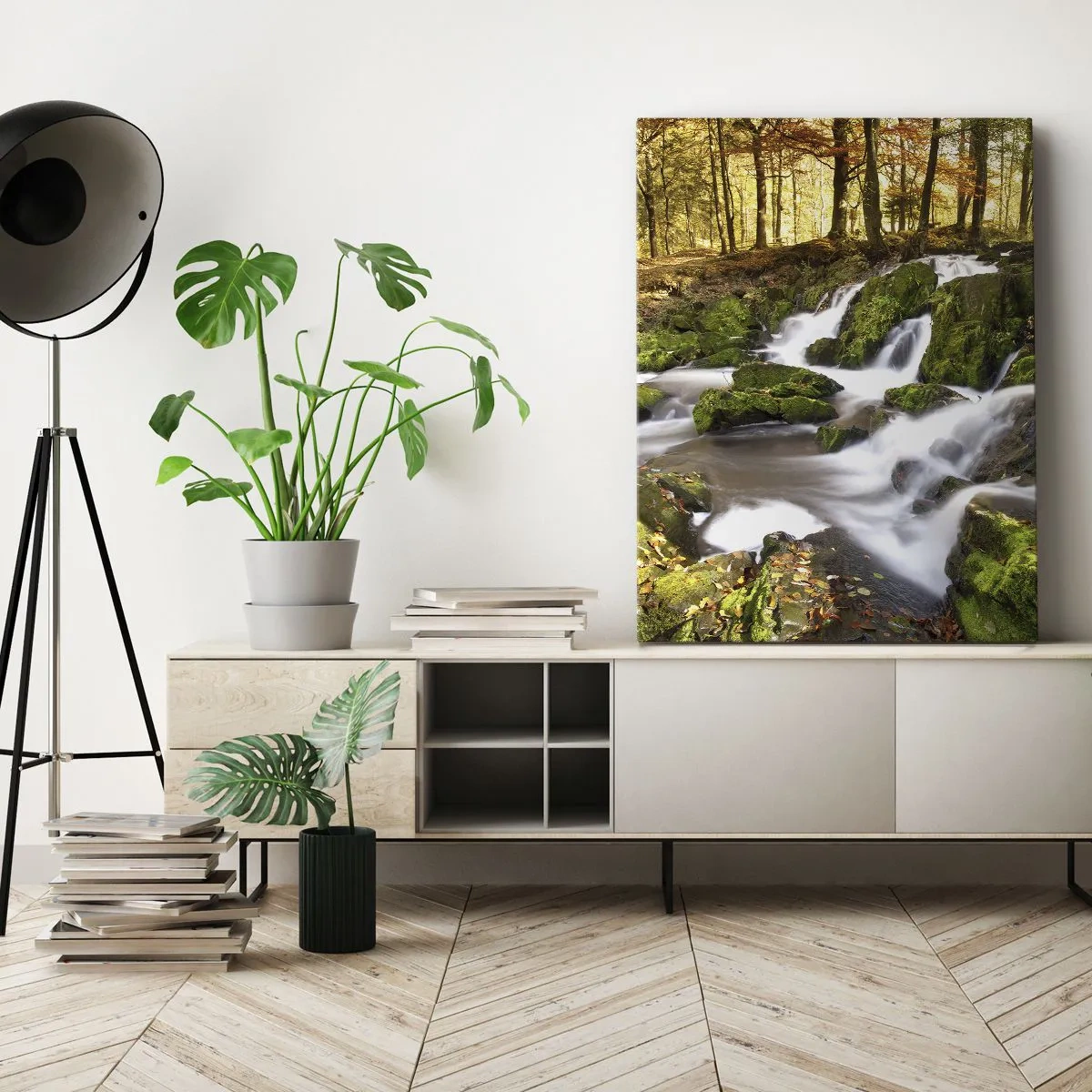 Obraz na płótnie - Malowniczy wodospad wśród jesiennego lasu - 50x70cm - Bystro przez jesienny las - Nowoczesna dekoracja ścienna do salonu, kuchni i sypialni ARTTOR