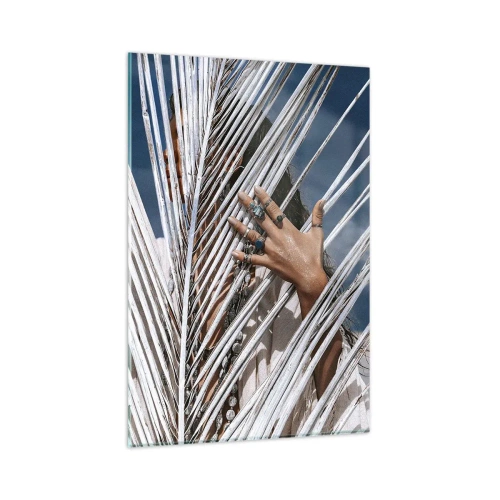 Obraz na szkle - Kobieta ukryta za palmowymi liśćmi z pierścieniami na dłoniach - 80x120cm - Dziewczyna szamana? - Nowoczesna dekoracja ścienna do salonu i sypialni ARTTOR