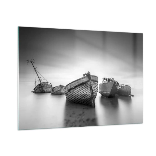 Obraz na szkle - Opuszczone łodzie na spokojnej wodzie w czerni i bieli - 100x70cm - Już tylko wspomnienia… - Nowoczesna dekoracja ścienna do salonu, kuchni i sypialni ARTTOR