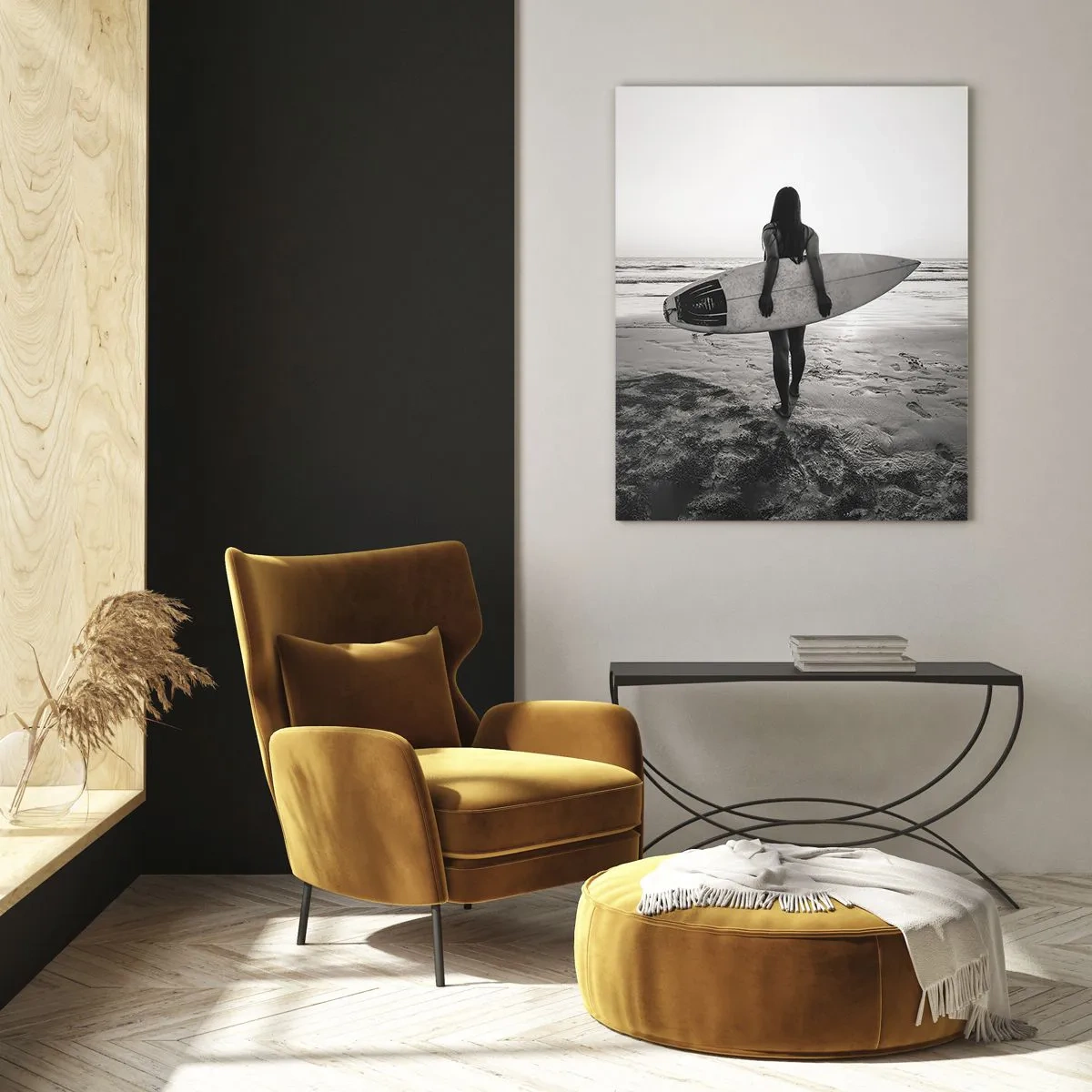 Obraz na szkle - Kobieta z deską surfingową na plaży w czerni i bieli - 80x120cm - Córka morskiej fali - Nowoczesna dekoracja ścienna do salonu i sypialni ARTTOR