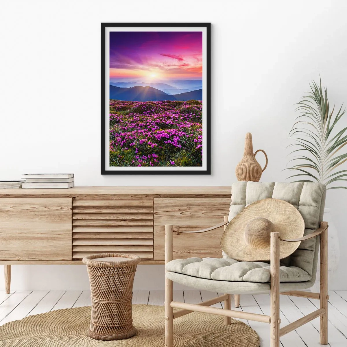 Plakat w czarnej ramie - Pole fioletowych kwiatów w górach o zachodzie słońca - 50x70cm - Ziół zapachniały świeże pęki od niw - Nowoczesna dekoracja ścienna do salonu i sypialni ARTTOR