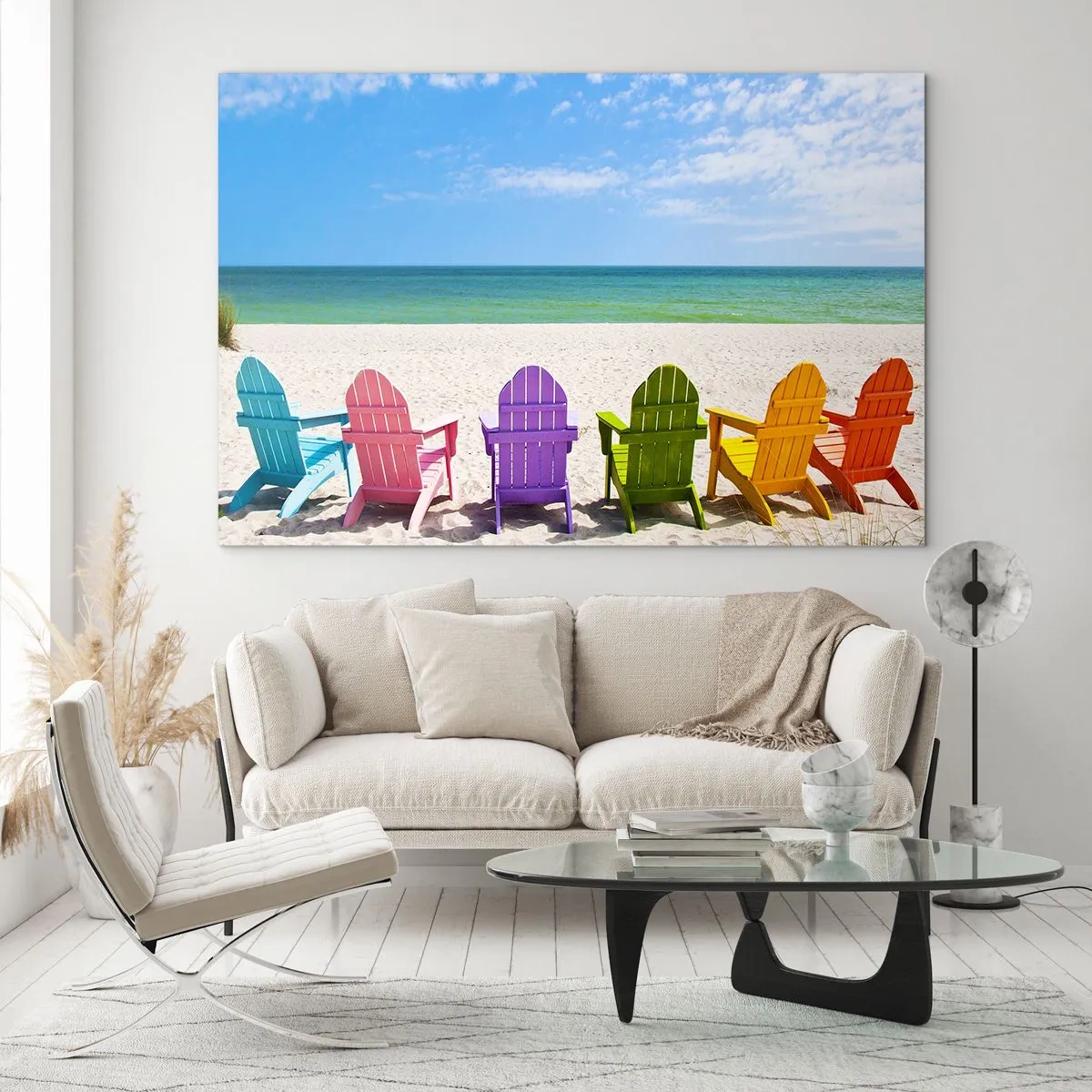 Obraz na szkle - Kolorowe krzesła na piaszczystej plaży z widokiem na morze - 120x80cm - Tęczowa plaża - Nowoczesna dekoracja ścienna do salonu, kuchni i sypialni ARTTOR