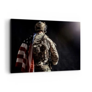 Obraz na płótnie - Żołnierz w mundurze z flagą na tle ciemności - 120x80cm - Właśnie dlatego - Nowoczesna dekoracja ścienna do salonu, kuchni i sypialni ARTTOR