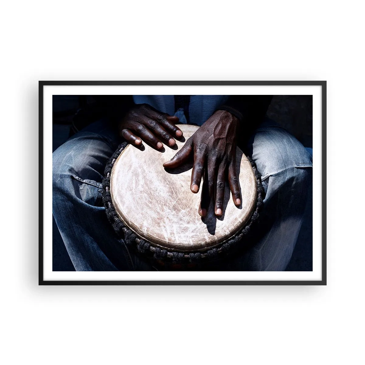 Plakat w czarnej ramie - Ręce grające na bębnie djembe w dynamicznej kompozycji - 100x70cm - Żyj w swoim rytmie - Nowoczesna dekoracja ścienna do salonu i sypialni ARTTOR
