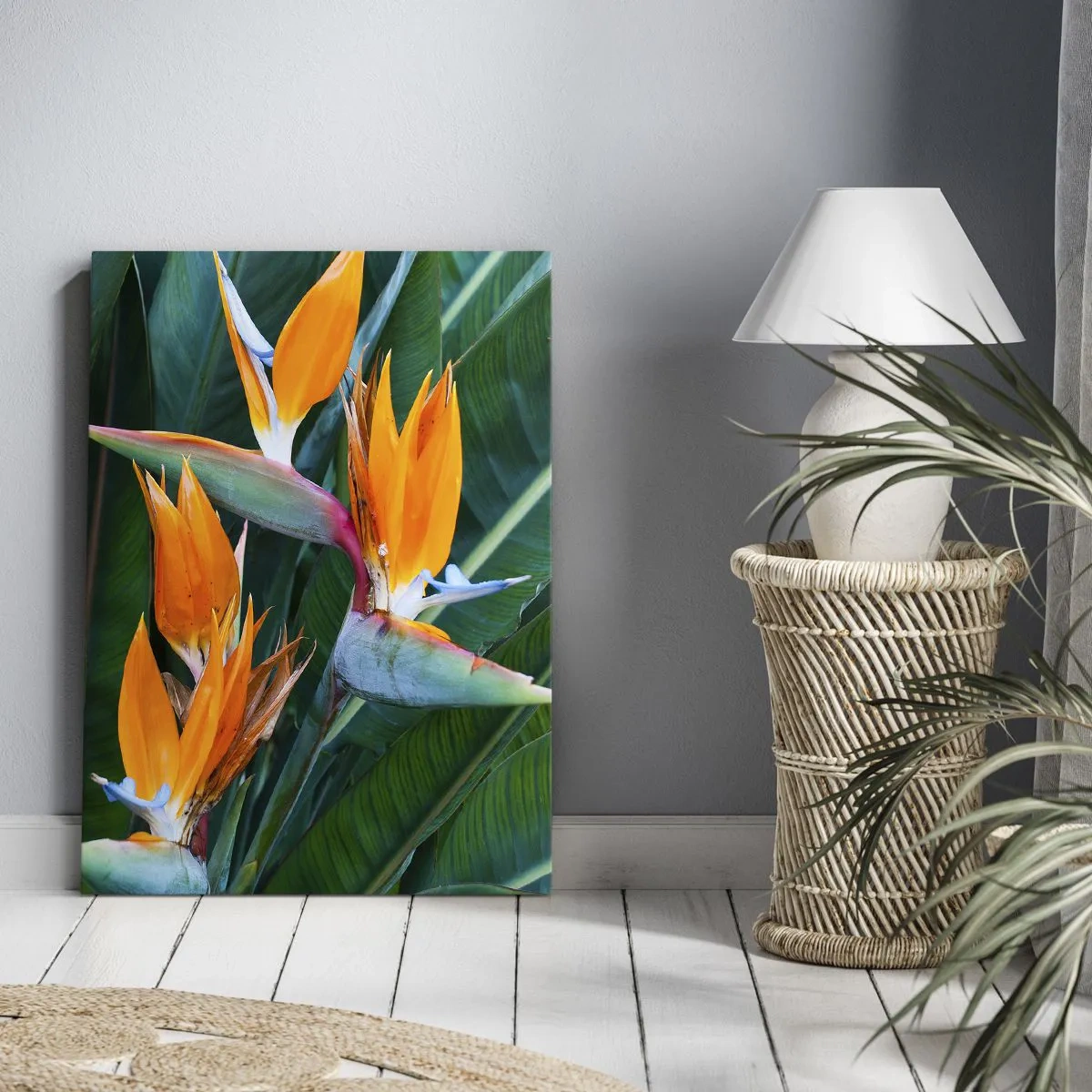 Obraz na płótnie - Kwiaty strelicji na tle zielonych liści - 50x70cm - Czy to kwiat, czy to ptak? - Nowoczesna dekoracja ścienna do salonu, kuchni i sypialni ARTTOR