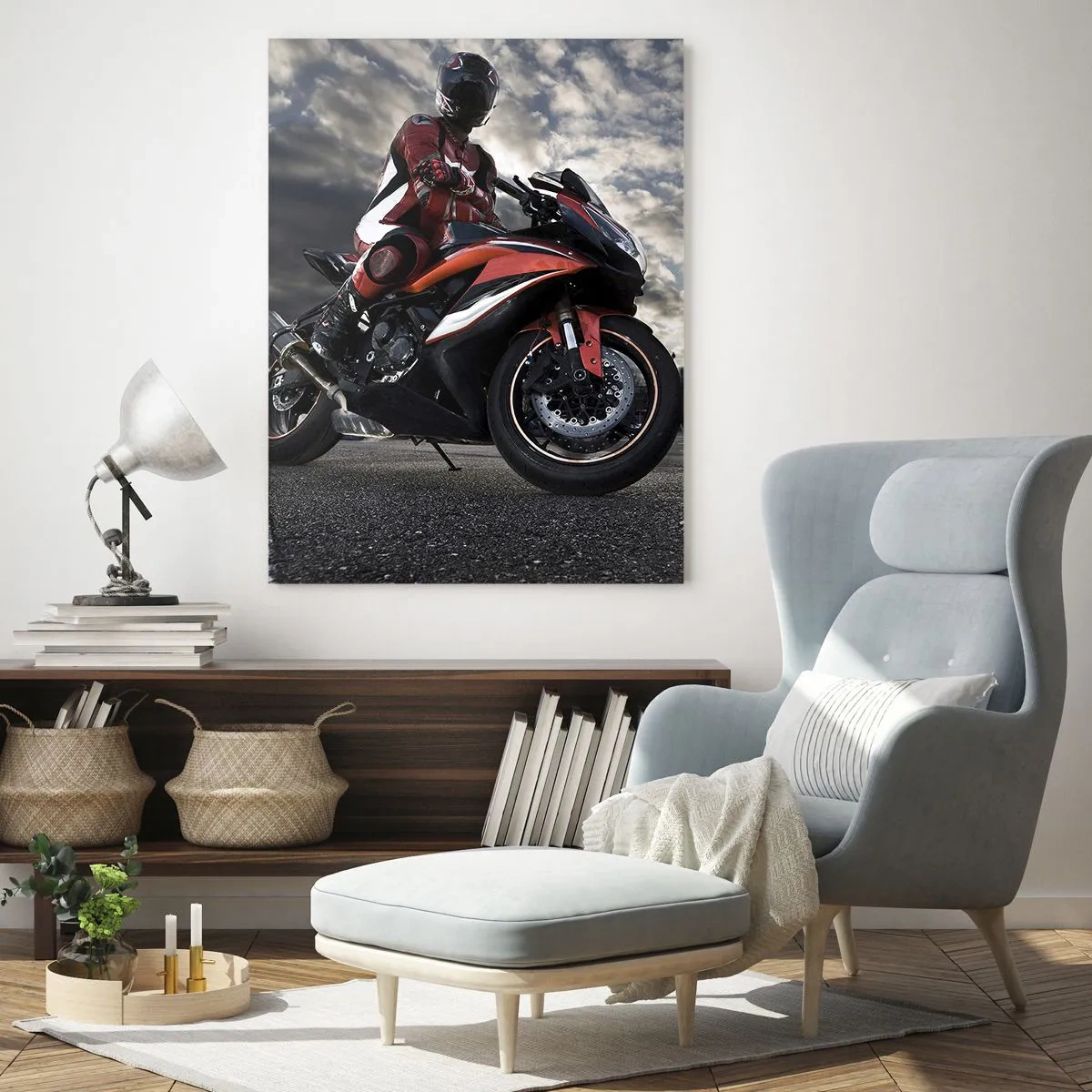 Obraz na szkle - Motocyklista na torze wyścigowym pod burzowym niebem - 50x70cm - Mroczny jeździec - Nowoczesna dekoracja ścienna do salonu, kuchni i sypialni ARTTOR