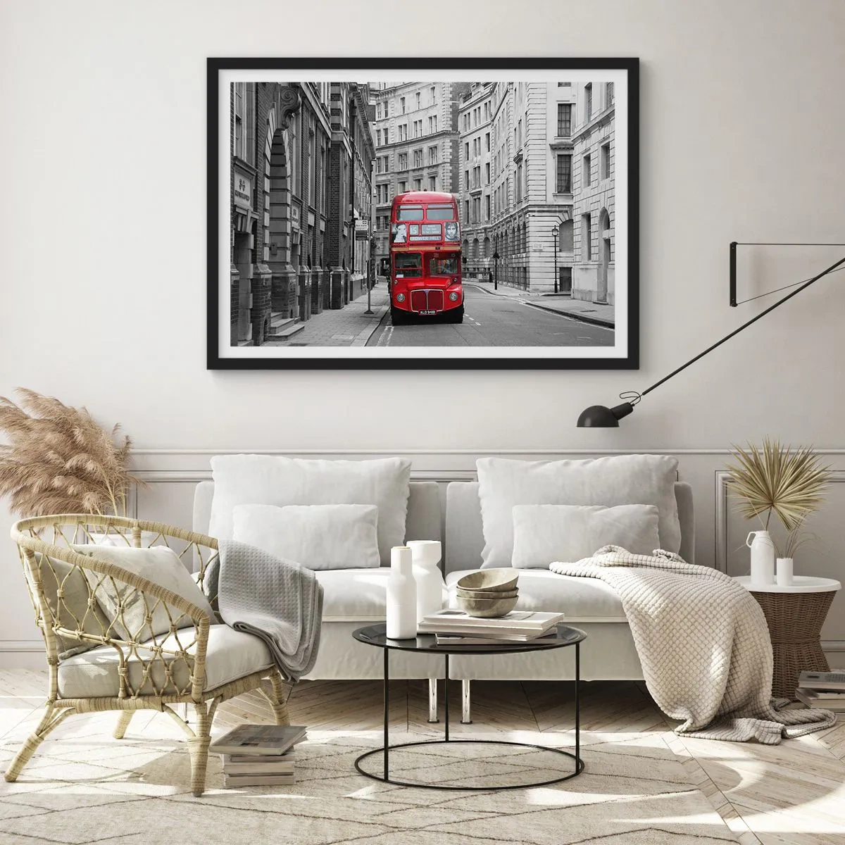 Plakat w czarnej ramie - Czerwony autobus na tle czarno-białych budynków miejskich - 70x50cm - Codzienność nie musi być szara - Nowoczesna dekoracja ścienna do salonu i sypialni ARTTOR