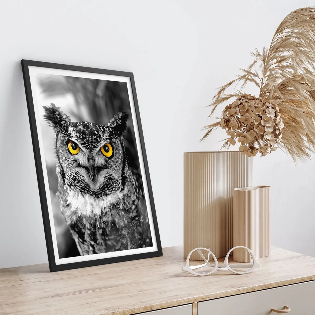 Plakat w czarnej ramie - Sowa z żółtymi oczami na czarno-białym tle - 50x70cm - Nic się nie ukryje - Nowoczesna dekoracja ścienna do salonu i sypialni ARTTOR