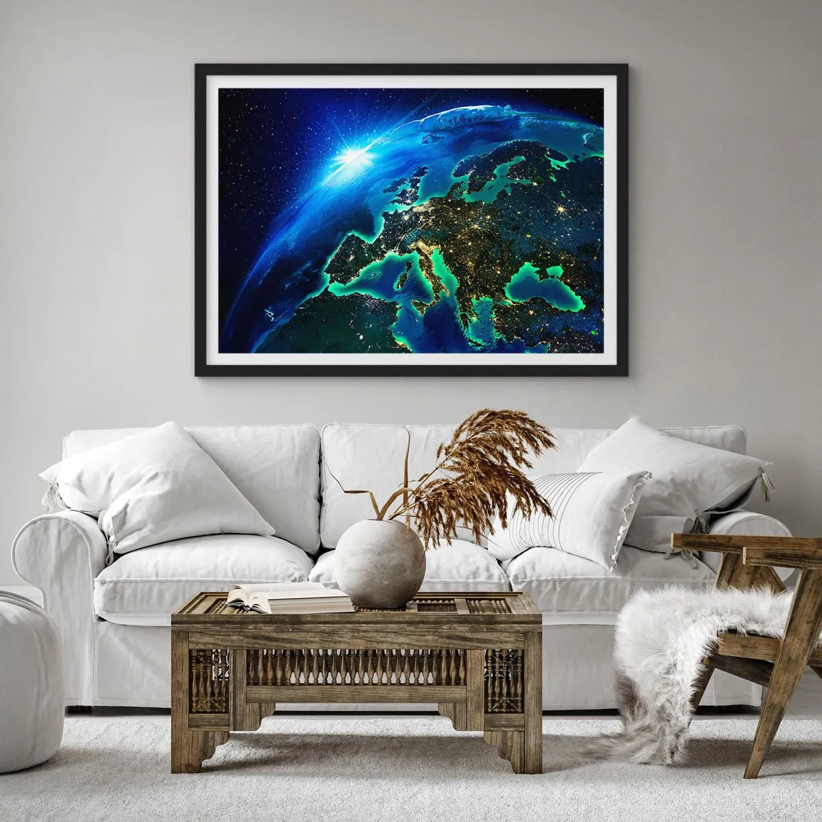 Plakat w czarnej ramie - Widok na Europę z kosmosu w blasku wschodzącego słońca - 70x50cm - Roziskrzona Europa - Nowoczesna dekoracja ścienna do salonu i sypialni ARTTOR