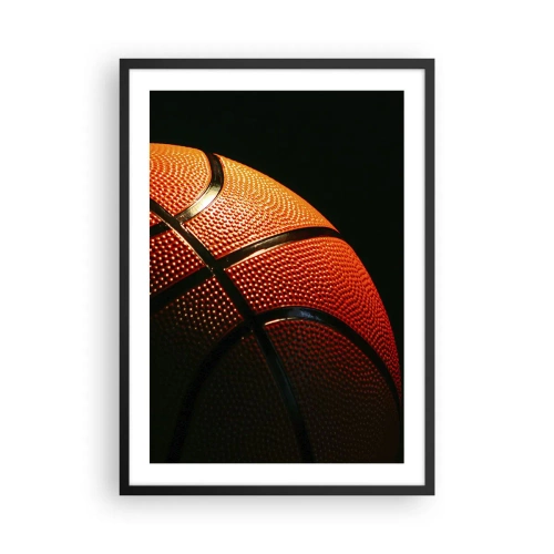 Plakat w czarnej ramie - Zbliżenie na piłkę do koszykówki w świetle reflektorów - 50x70cm - Piękna jak planeta - Nowoczesna dekoracja ścienna do salonu i sypialni ARTTOR