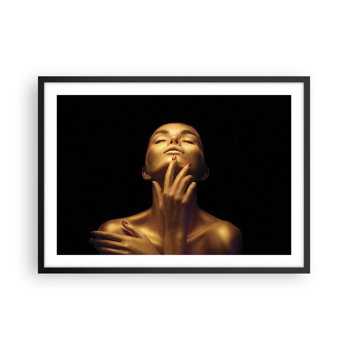 Plakat w czarnej ramie - Portret kobiety w złotym blasku na czarnym tle - 70x50cm - Jak złoty jedwab - Nowoczesna dekoracja ścienna do salonu i sypialni ARTTOR