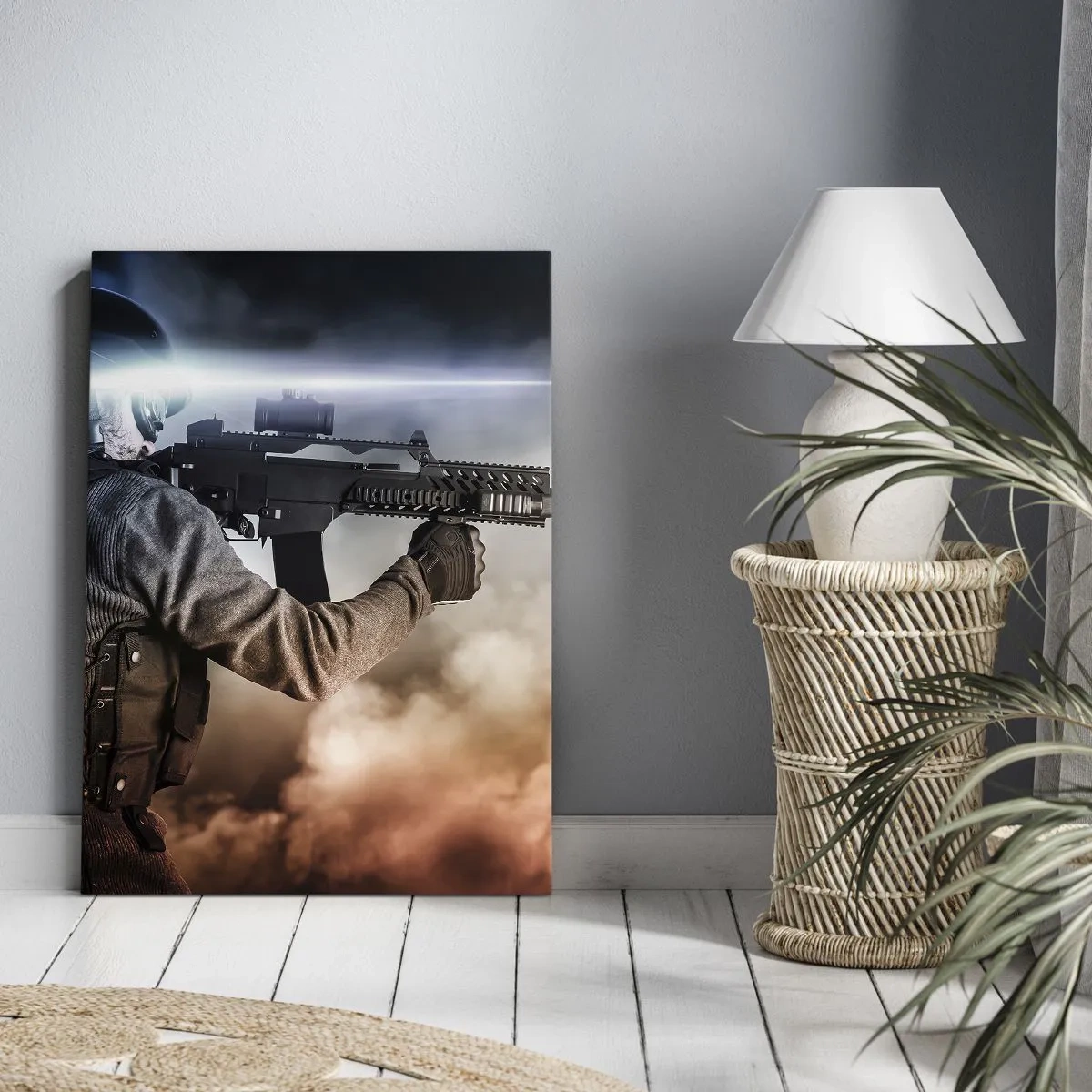 Obraz na płótnie - Żołnierz w akcji z karabinem na tle chmur i światła - 80x120cm - Po prostu bohater - Nowoczesna dekoracja ścienna do salonu i sypialni ARTTOR