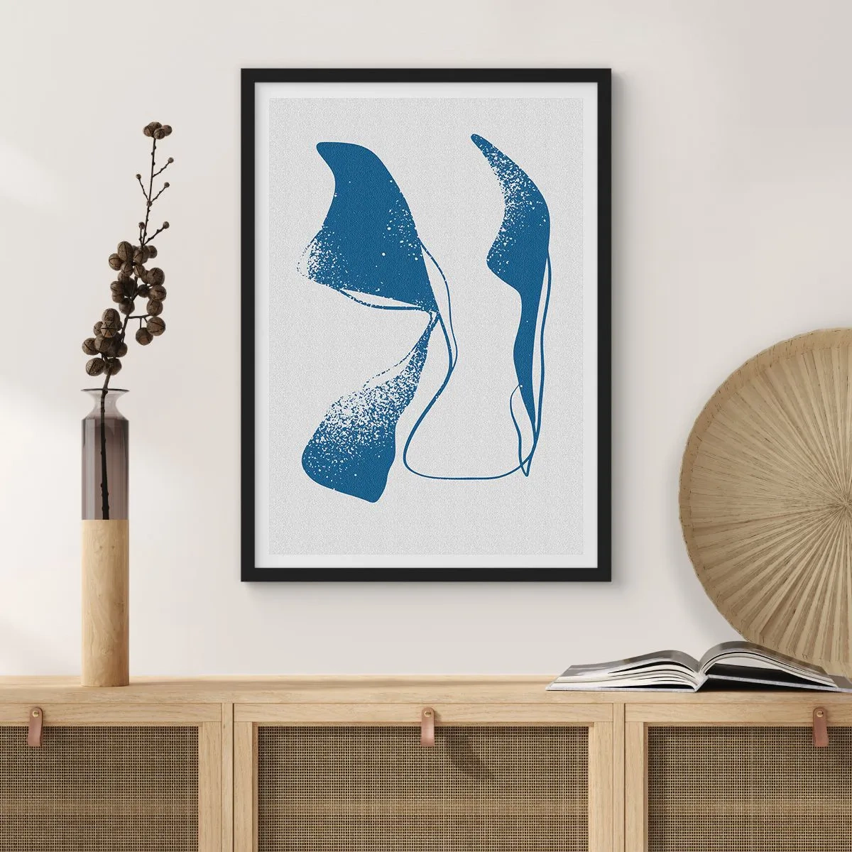 Plakat w czarnej ramie - Abstrakcyjne formy w odcieniach niebieskiego na jasnym tle - 50x70cm - Abstrakcja uskrzydlona - Nowoczesna dekoracja ścienna do salonu i sypialni ARTTOR