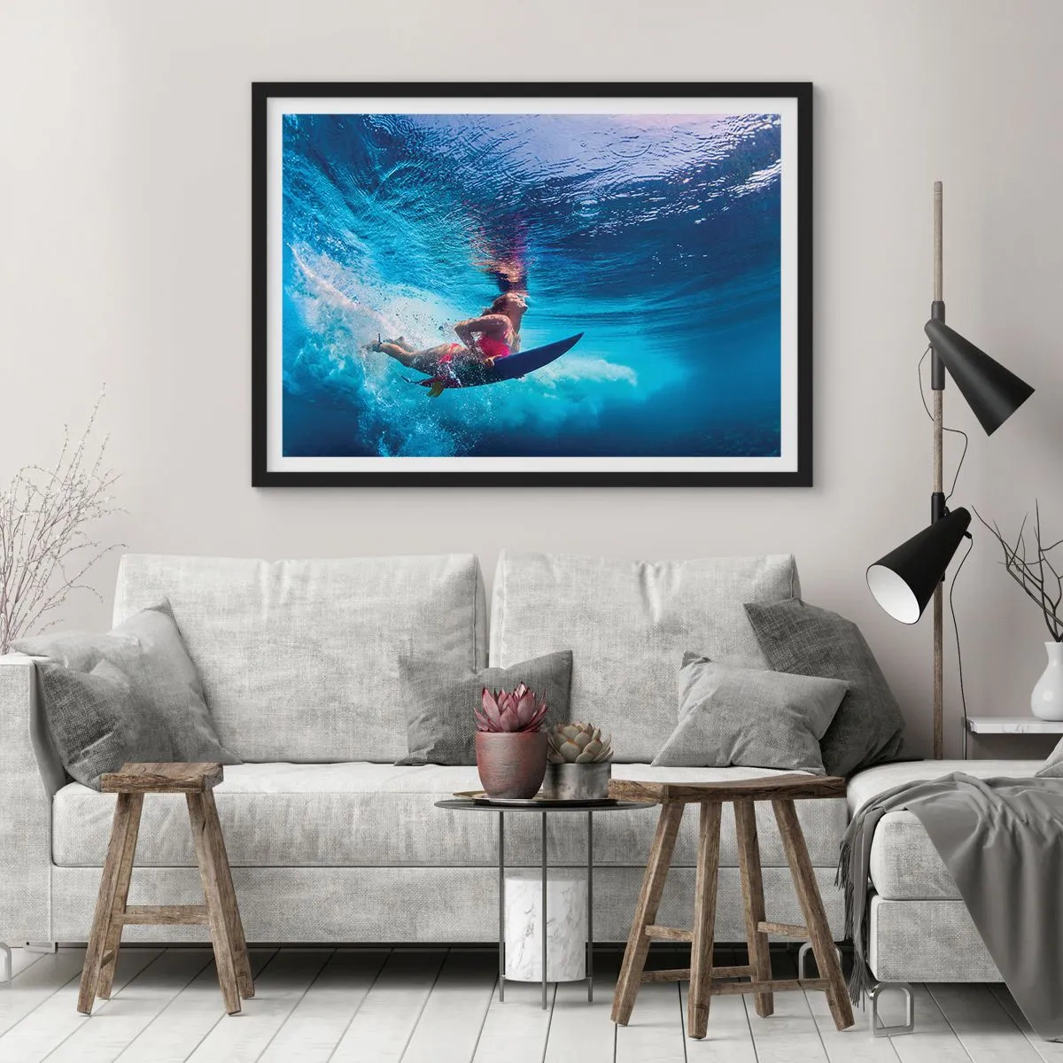 Plakat w czarnej ramie - Surferka pod wodą w dynamicznej kompozycji w odcieniach błękitu - 100x70cm - Głębia radości - Nowoczesna dekoracja ścienna do salonu i sypialni ARTTOR