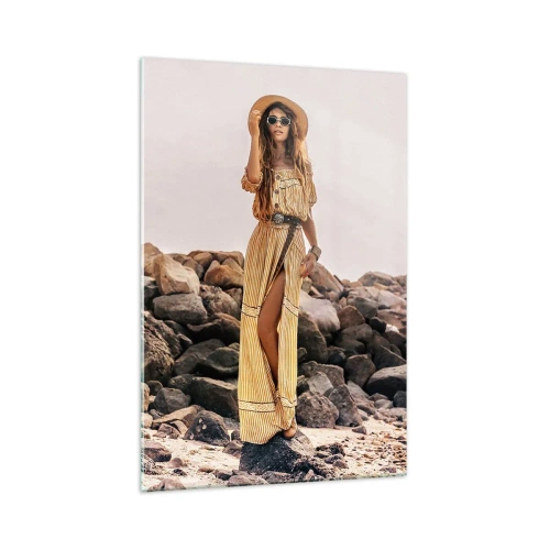 Obraz na szkle - Kobieta w stylu boho na tle kamienistej plaży - 70x100cm - Magia kamieni - Nowoczesna dekoracja ścienna do salonu i sypialni ARTTOR