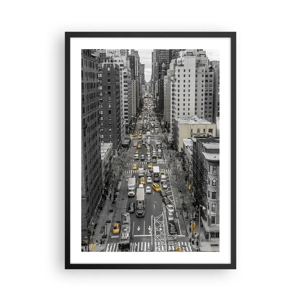 Plakat w czarnej ramie - Ulica Nowego Jorku w czarno-białej tonacji z żółtymi taksówkami - 50x70cm - Życie Nowego Yorku - Nowoczesna dekoracja ścienna do salonu i sypialni ARTTOR