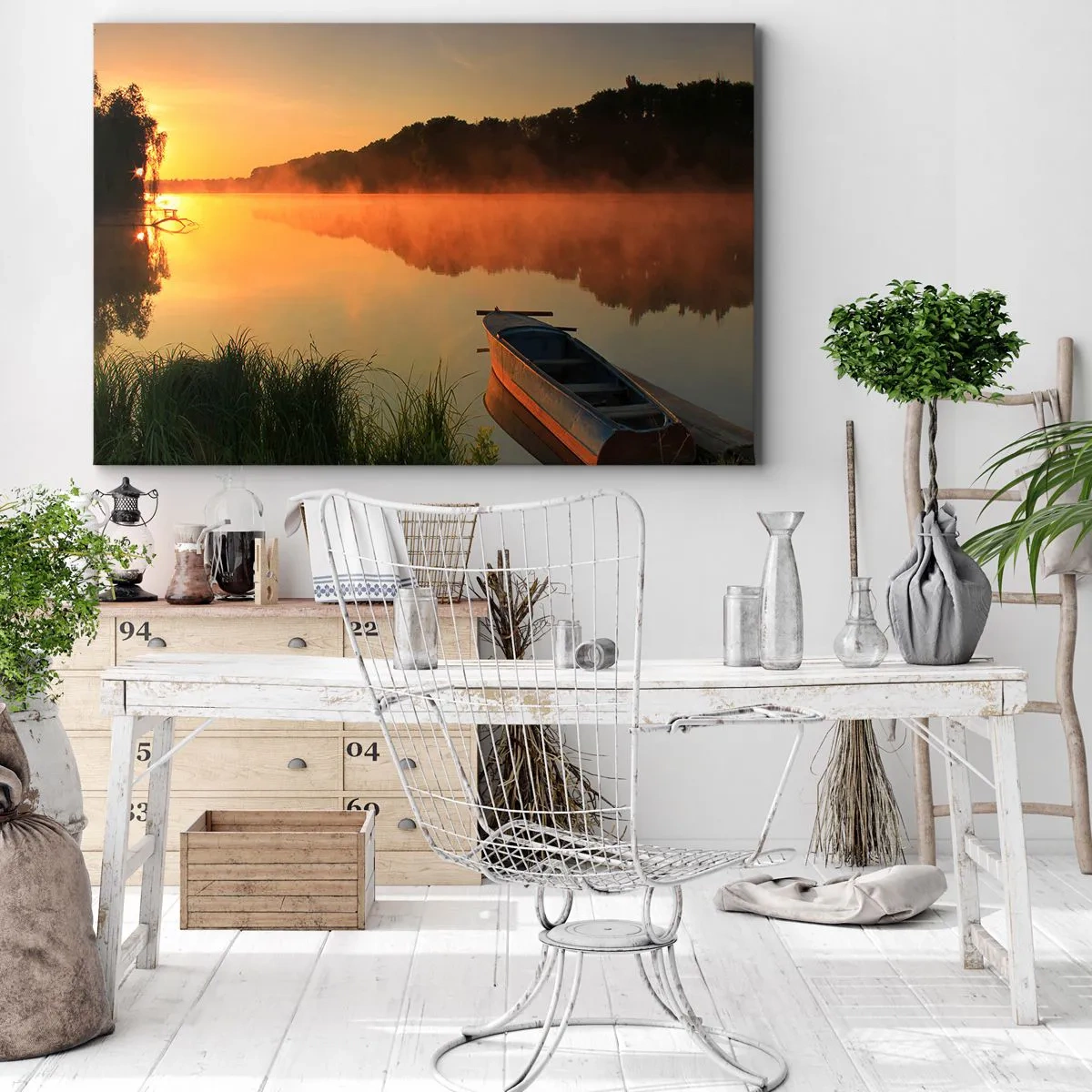 Obraz na płótnie - Poranna mgła nad rzeką z łódką w promieniach słońca - 120x80cm - Wschód słońca nad wodą jak tafla lustra - Nowoczesna dekoracja ścienna do salonu, kuchni i sypialni ARTTOR