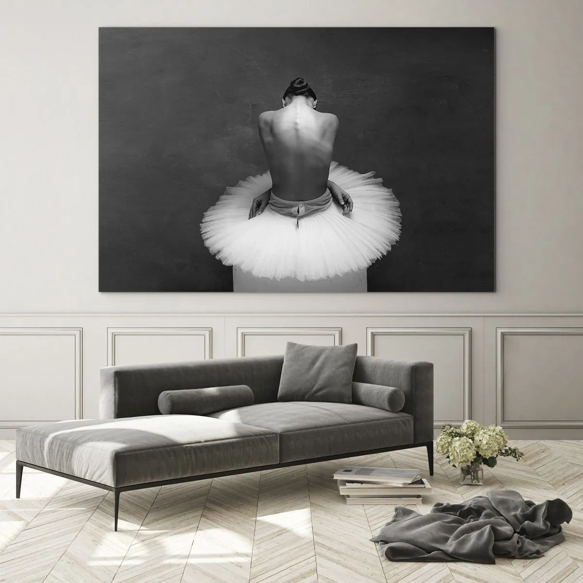 Obraz na szkle - Siedząca baletnica w tiulowej spódnicy na tle cienia - 100x70cm - Właśnie rozkwita - Nowoczesna dekoracja ścienna do salonu, kuchni i sypialni ARTTOR