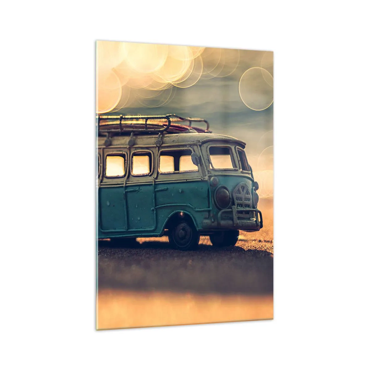 Obraz na szkle - Retro autobus na tle rozmytego światła - 70x100cm - Koniec bożków: pieniądza i pracy - Nowoczesna dekoracja ścienna do salonu i sypialni ARTTOR