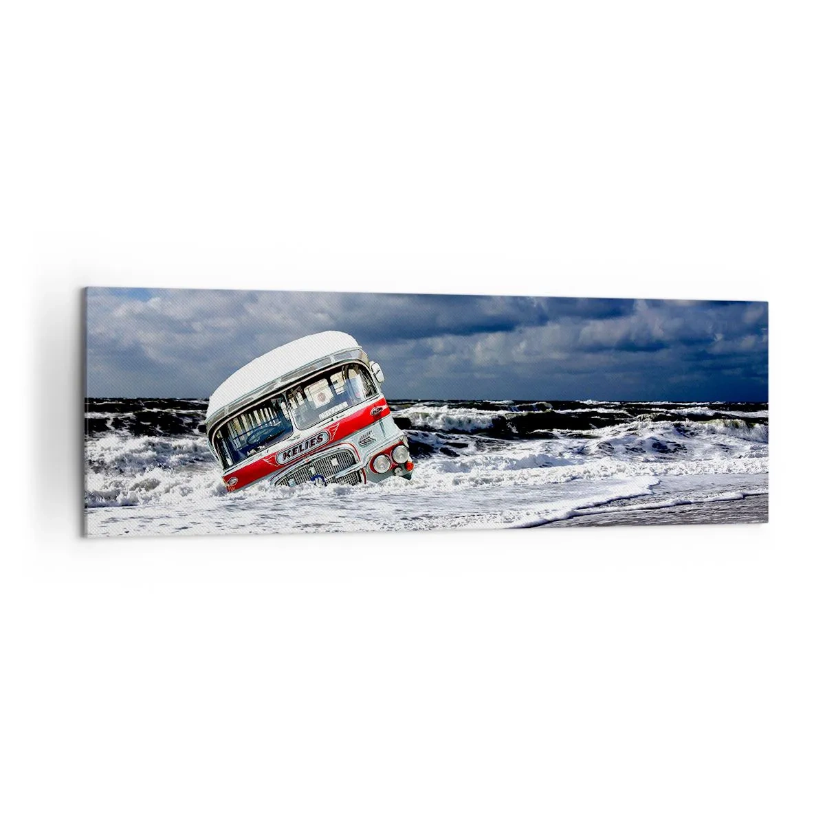 Obraz na płótnie - Zatopiony autobus na plaży wśród fal i wzburzonego morza - 160x50cm - I co się dziwisz? - Nowoczesna dekoracja ścienna do salonu i sypialni ARTTOR