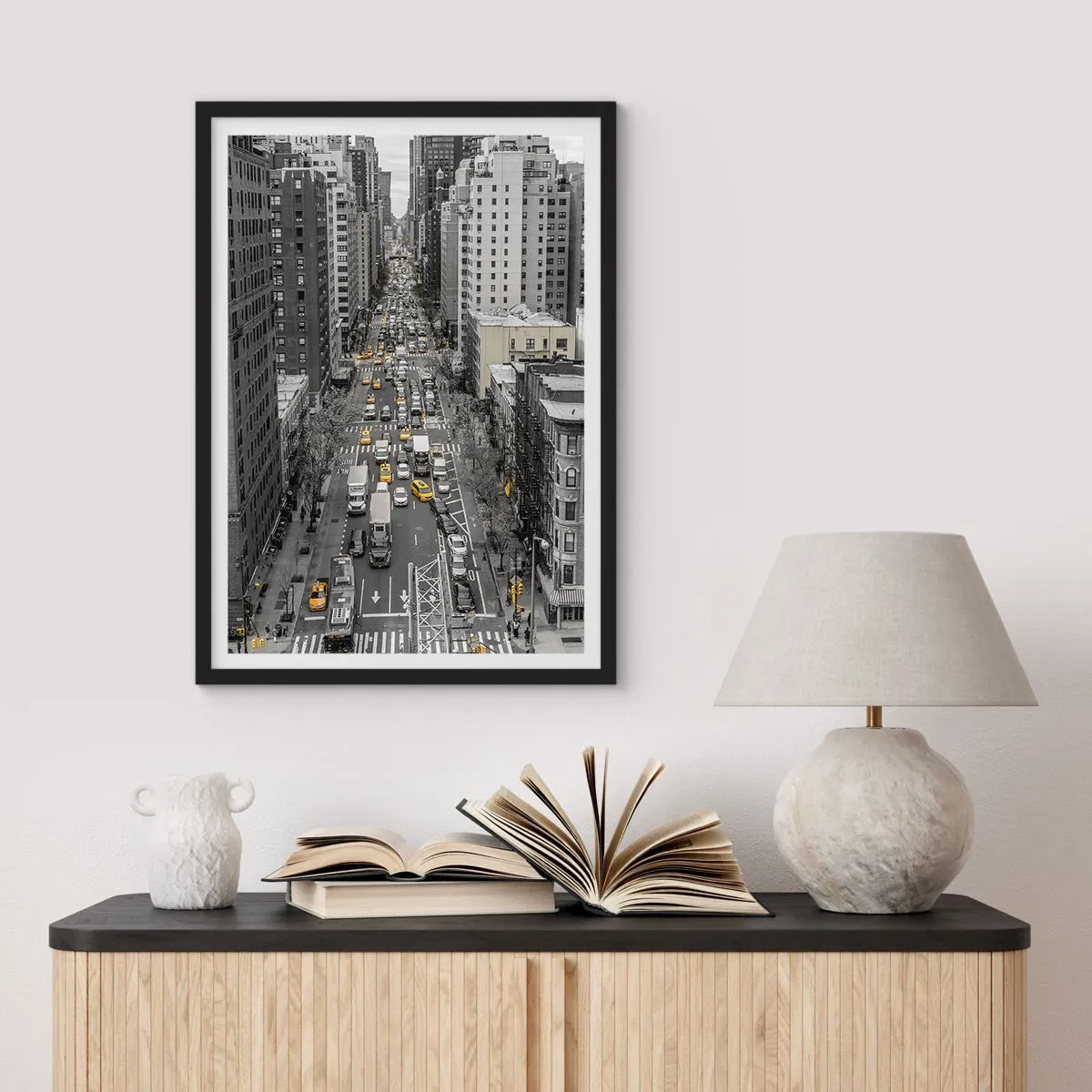 Plakat w czarnej ramie - Ulica Nowego Jorku w czarno-białej tonacji z żółtymi taksówkami - 50x70cm - Życie Nowego Yorku - Nowoczesna dekoracja ścienna do salonu i sypialni ARTTOR