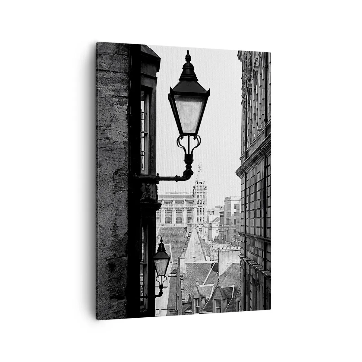 Obraz na płótnie - Czarno-biała fotografia uliczki w Edynburgu z latarniami - 50x70cm - Edynburska opowieść - Nowoczesna dekoracja ścienna do salonu, kuchni i sypialni ARTTOR