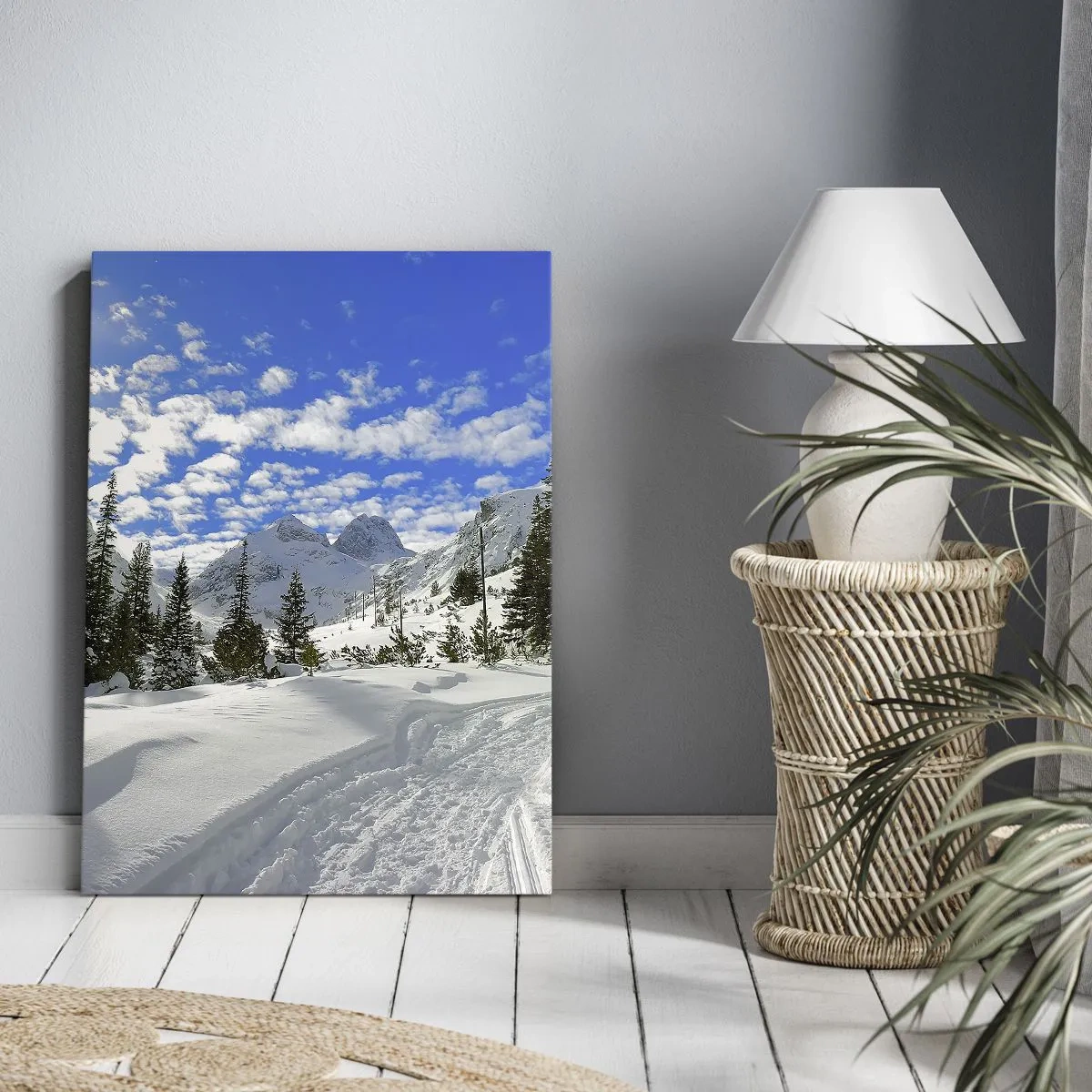Obraz na płótnie - Zaśnieżone góry pod błękitnym niebem z chmurami - 50x70cm - W śniegu i w słońcu - Nowoczesna dekoracja ścienna do salonu, kuchni i sypialni ARTTOR