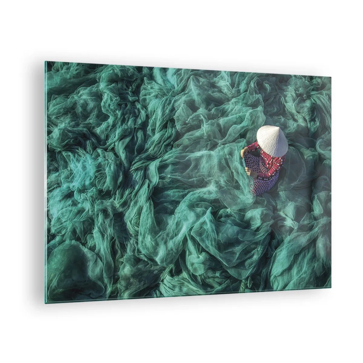 Obraz na szkle - Kobieta w tradycyjnym kapeluszu naprawiająca sieci - 70x50cm - W morzu sieci - Nowoczesna dekoracja ścienna do salonu i sypialni ARTTOR