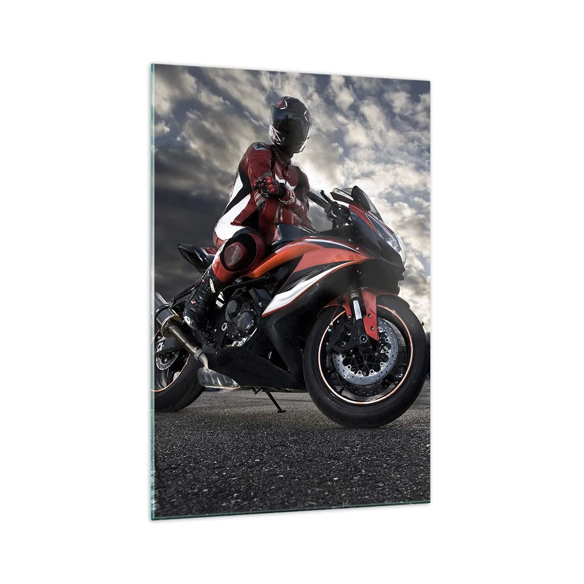 Obraz na szkle - Motocyklista na sportowym motocyklu na tle pochmurnego nieba - 70x100cm - Mroczny jeździec - Nowoczesna dekoracja ścienna do salonu i sypialni ARTTOR