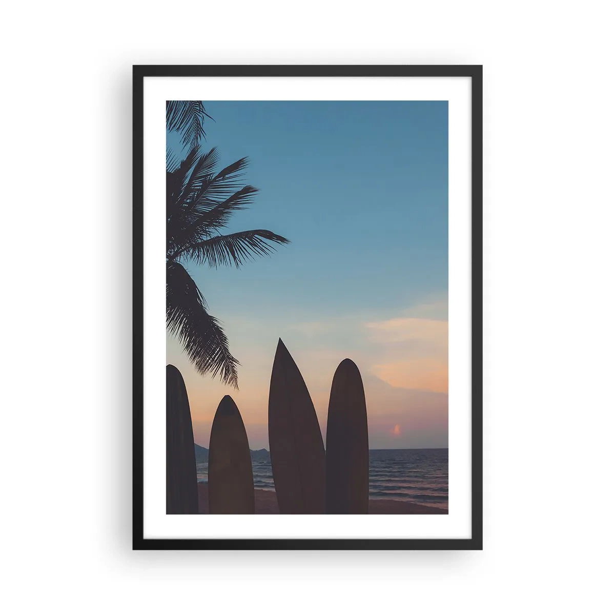 Plakat w czarnej ramie - Deski surfingowe na plaży w tle zachód słońca i palmy - 50x70cm - Jutro też będzie zabawa - Nowoczesna dekoracja ścienna do salonu i sypialni ARTTOR