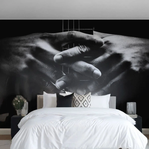 Fototapeta Premium Sand - Złożone dłonie na gryfie gitary w czerni i bieli - 100x70cm - Modlitwa artysty - Nowoczesna dekoracja ścienna do salonu, kuchni i sypialni ARTTOR