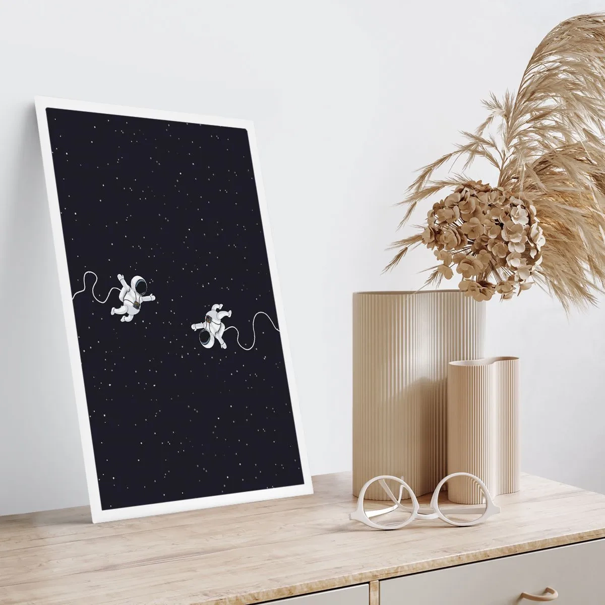 Plakat - Dwóch astronautów unoszących się w przestrzeni kosmicznej - 50x70cm - Kosmiczny pląs - Nowoczesna dekoracja ścienna do salonu, kuchni i sypialni ARTTOR