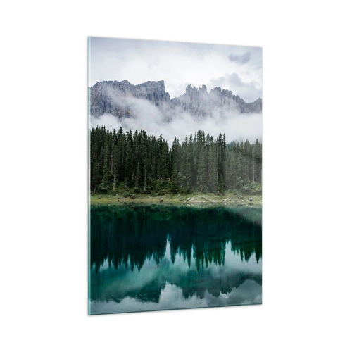 Obraz na szkle - Górski krajobraz z jeziorem i lasem odbijającym się w wodzie - 50x70cm - Cicho, cicho, nie budźmy wody spiącej… - Nowoczesna dekoracja ścienna do salonu, kuchni i sypialni ARTTOR