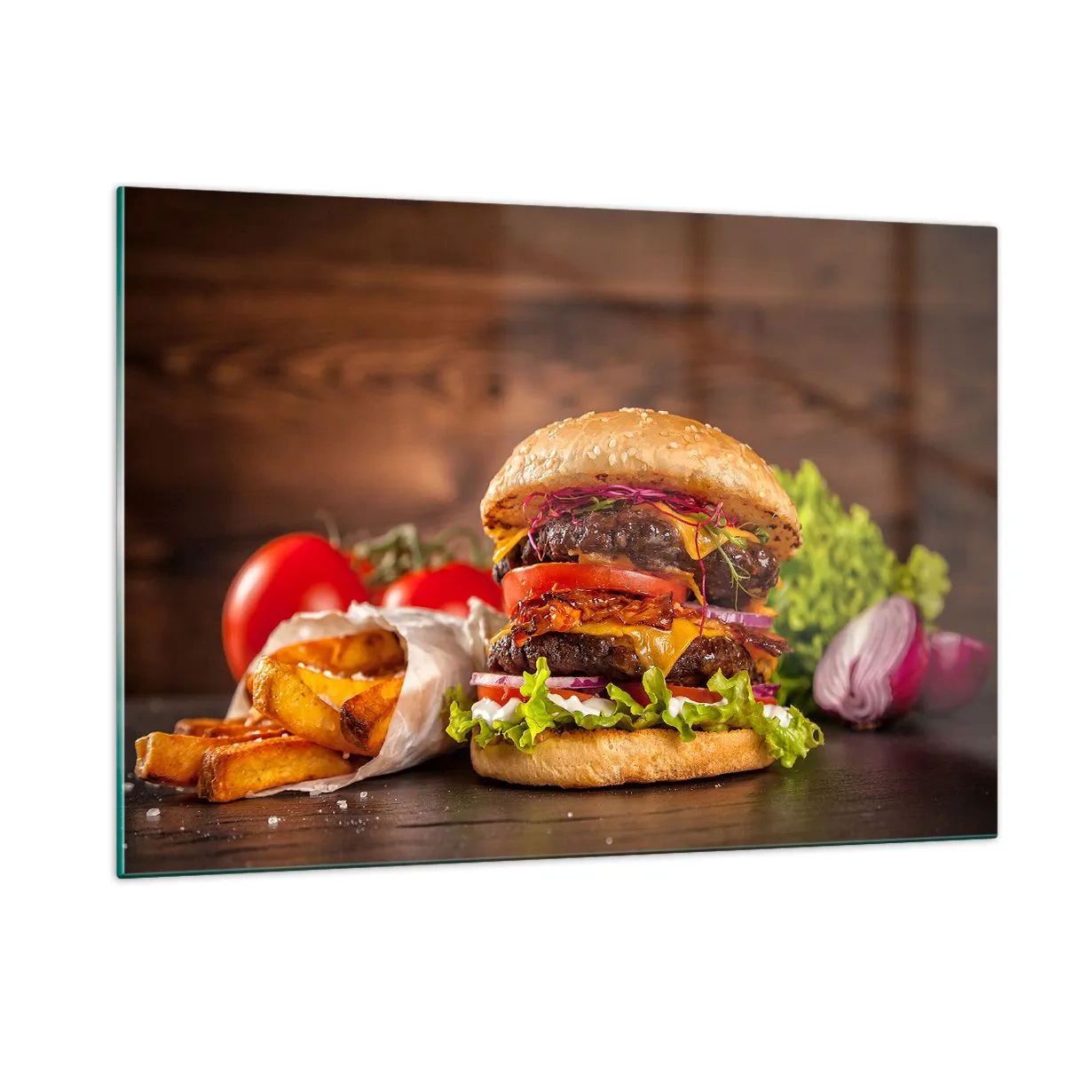 Obraz na szkle - Soczysty burger z dodatkami i frytkami na drewnianym tle - 120x80cm - Zakazany owoc - Nowoczesna dekoracja ścienna do salonu, kuchni i sypialni ARTTOR